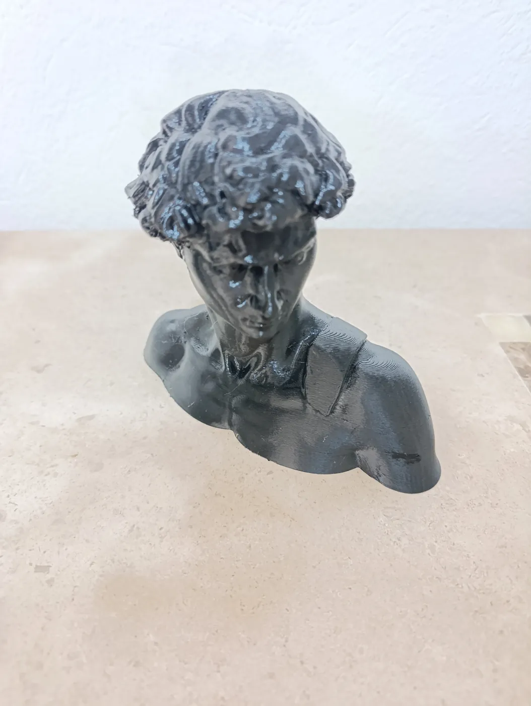 Busto de David impreso en 3D, utilizado como pieza de referencia en trabajo de moldes